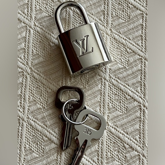 Louis Vuitton Silver Lock #315 and Keys - Picture 8 of 9